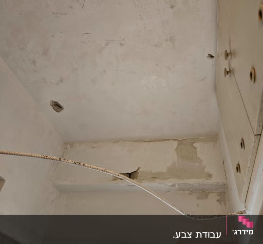 תקרה עם קילופי צבע ותיקונים